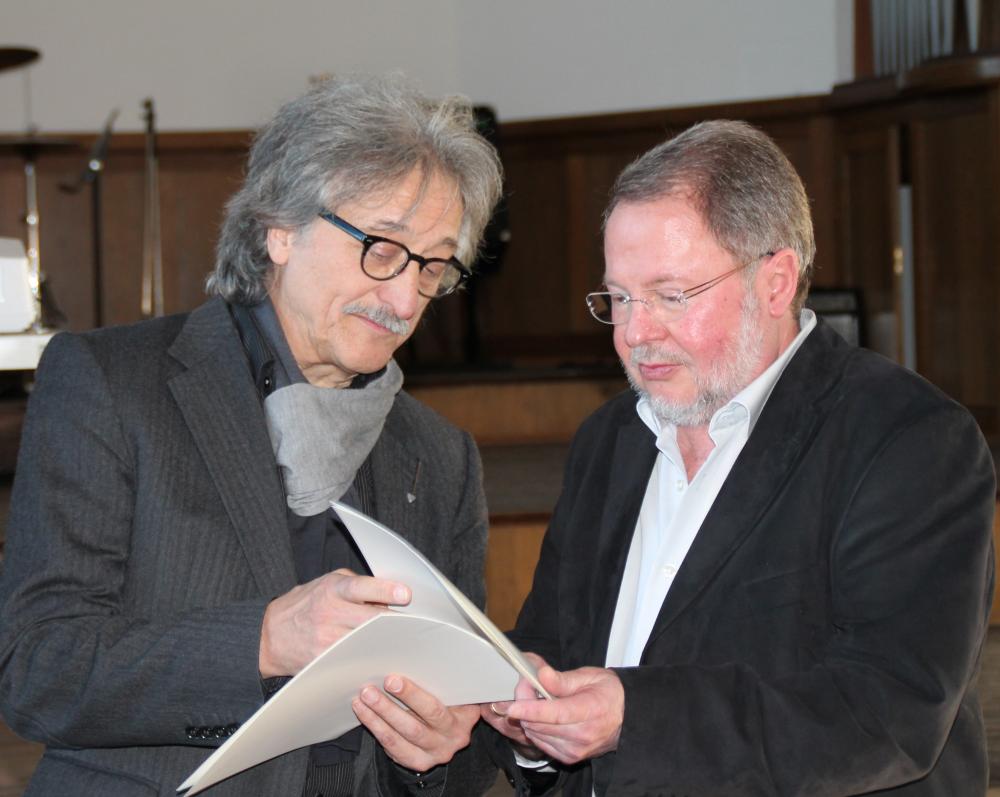 Gerhard Mack erhält die Entlassungsurkunde vom Schulleiter Verabschiedung am 28.01.2014