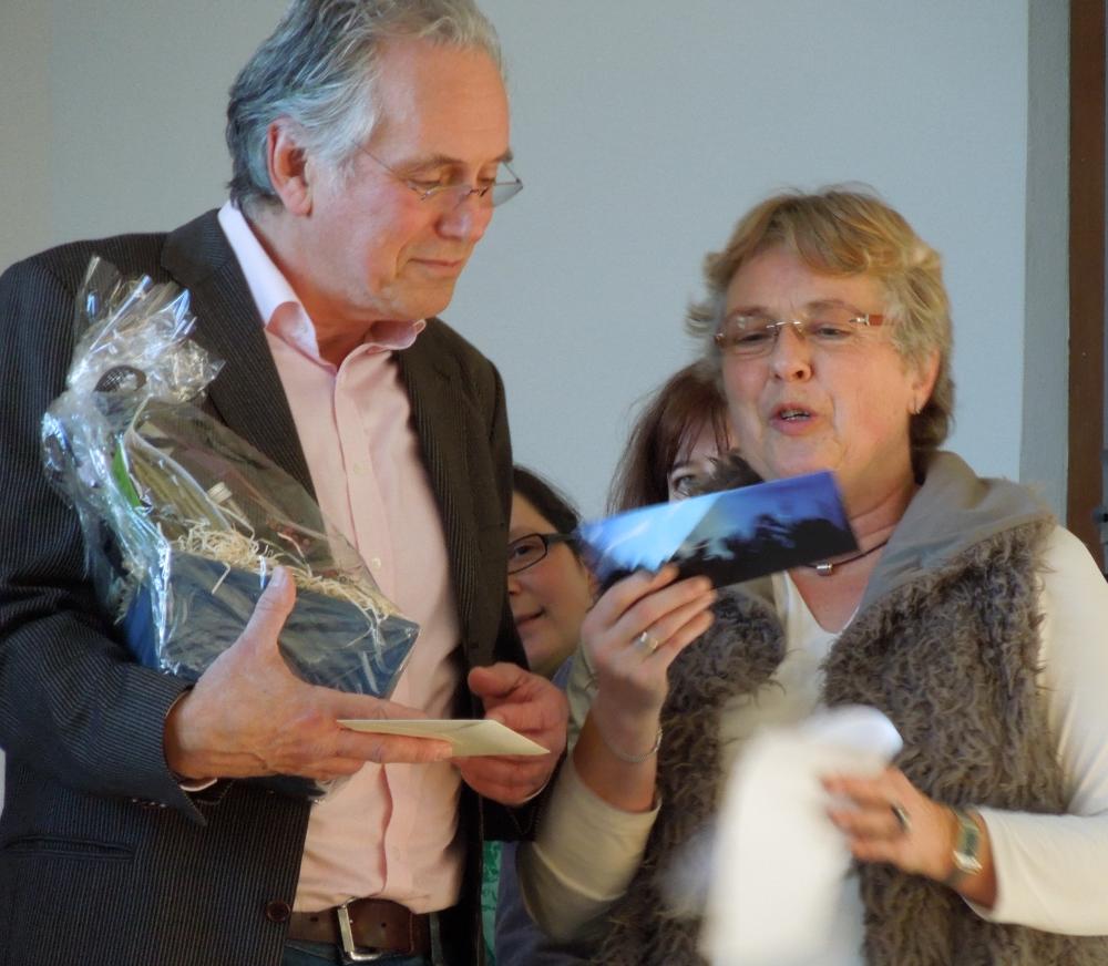 Die Fachschaft Englisch überreicht ihr Abschiedsgeschenk an Horst Martenka Verabschiedung am 28.01.2014